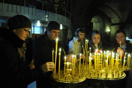 Прощание с патриархом Московским и всея Руси Алексием II  в Богоявленском кафедральном соборе. На снимке прихожане у места захоронения патриарха. 12 декабря  2008 года.