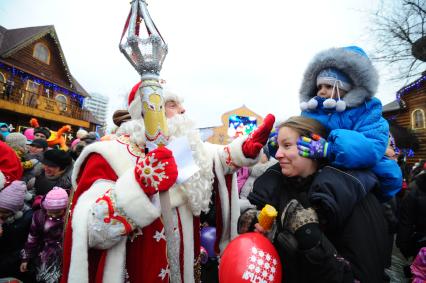 В Москве открылась почта Деда Мороза. На снимке: Дед Мороз и дети. 04 декабря 2011 года.