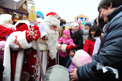 В Москве открылась почта Деда Мороза. На снимке: Дед Мороз и дети. 04 декабря 2011 года.