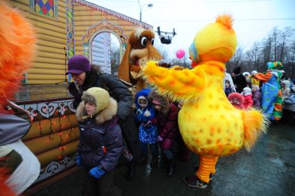 Детский праздник. Ростовые куклы в детской игре. 04 декабря 2011 года.