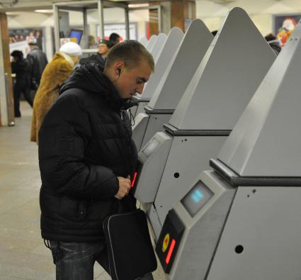 На станции метро ЦАРИЦЫНО на верхней крышке каждого турникета появились металлические конструкции, которые мешают безбилетникам перепрыгивать через турникет. 09 декабря 2011 года.