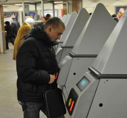 На станции метро ЦАРИЦЫНО на верхней крышке каждого турникета появились металлические конструкции, которые мешают безбилетникам  перепрыгивать через турникет. 09 декабря 2011 года.