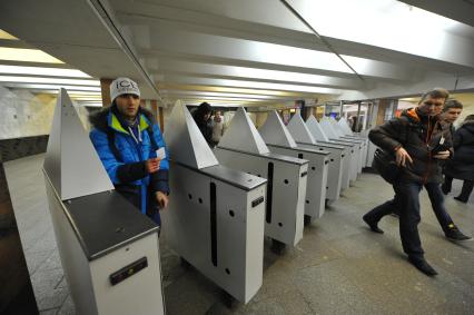 На станции метро ЦАРИЦЫНО на верхней крышке каждого турникета появились металлические конструкции, которые мешают безбилетникам  перепрыгивать через турникет. 09 декабря 2011 года.