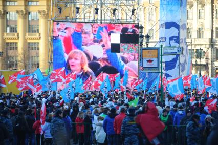 Участники движения НАШИ проводят акцию на Манежной площади в поддержку партии ЕДИНАЯ РОССИЯ. Москва. 06 декабря 2011 года.