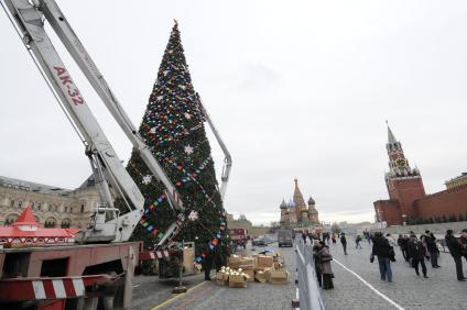 Установка новогодней елки на Красной площади. 26 ноября 2009 года.