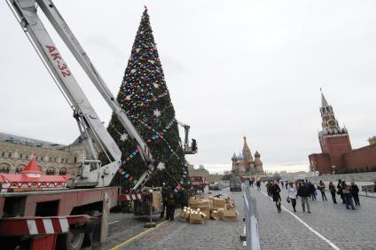 Установка новогодней елки на Красной площади. 26 ноября 2009 года.