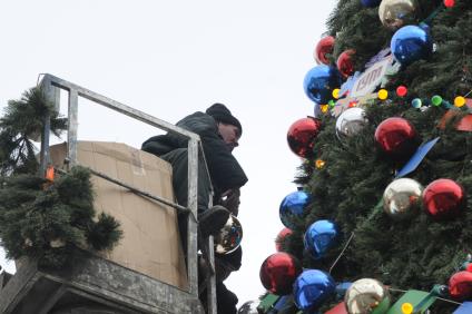 Установка новогодней елки на Красной площади. 26 ноября 2009 года.