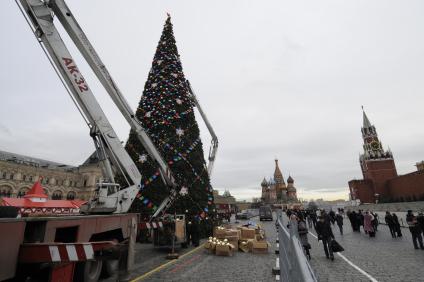 Установка новогодней елки на Красной площади. 26 ноября 2009 года.