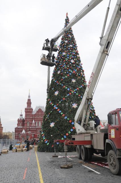 Установка новогодней елки на Красной площади. 26 ноября 2009 года.