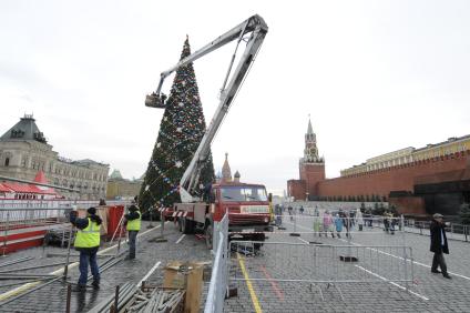 Установка новогодней елки на Красной площади. 26 ноября 2009 года.