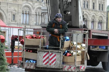 Установка новогодней елки на Красной площади. 26 ноября 2009 года.