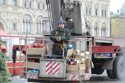 Установка новогодней елки на Красной площади. 26 ноября 2009 года.