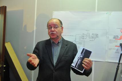 Даниил Дондурей - культуролог, главный редактор журнала ИСКУССТВО КИНО, член Совета по развитию гражданского общества и правам человека при Президенте РФ. В ИД КП. 13 декабря 2011 года.