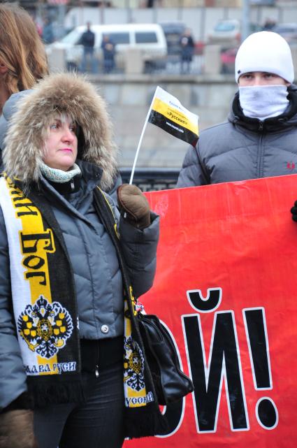 Участники санкционированного митинга против фальсификации результатов прошедших выборов в Госдуму РФ ЗА ЧЕСТНЫЕ ВЫБОРЫ на Болотной площади. На снимке: женщина держит флажок с надписью РУССКИЕ. Москва. 11 декабря  2011 года.