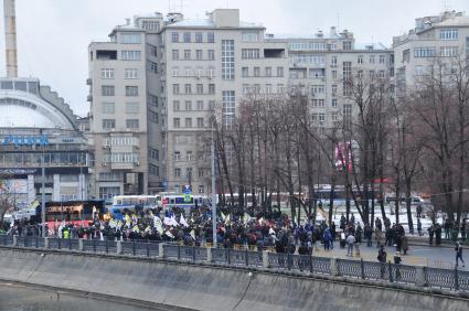 Участники санкционированного митинга против фальсификации результатов прошедших выборов в Госдуму РФ ЗА ЧЕСТНЫЕ ВЫБОРЫ на Болотной площади. Москва. 11 декабря  2011 года.