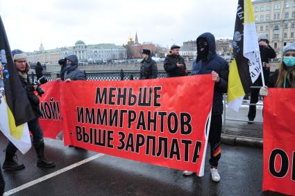 Участники санкционированного митинга против фальсификации результатов прошедших выборов в Госдуму РФ ЗА ЧЕСТНЫЕ ВЫБОРЫ на Болотной площади. На снимке: молодые люди держат плакат МЕНЬШЕ ИММИГРАНТОВ - ВЫШЕ ЗАРПЛАТА. Москва. 11 декабря  2011 года.