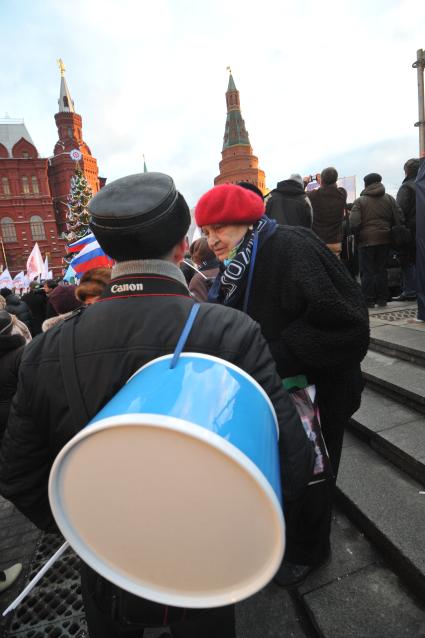 Участники митинга сторонников президента РФ Дмитрия Медведева и премьер-министра РФ Владимира Путина СЛАВА РОССИИ! на Манежной площади. 12 декабря  2011 года.