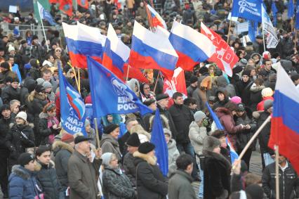 Участники митинга сторонников президента РФ Дмитрия Медведева и премьер-министра РФ Владимира Путина СЛАВА РОССИИ! на Манежной площади. 12 декабря  2011 года.