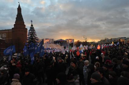 Участники митинга сторонников президента РФ Дмитрия Медведева и премьер-министра РФ Владимира Путина СЛАВА РОССИИ! на Манежной площади. 12 декабря  2011 года.