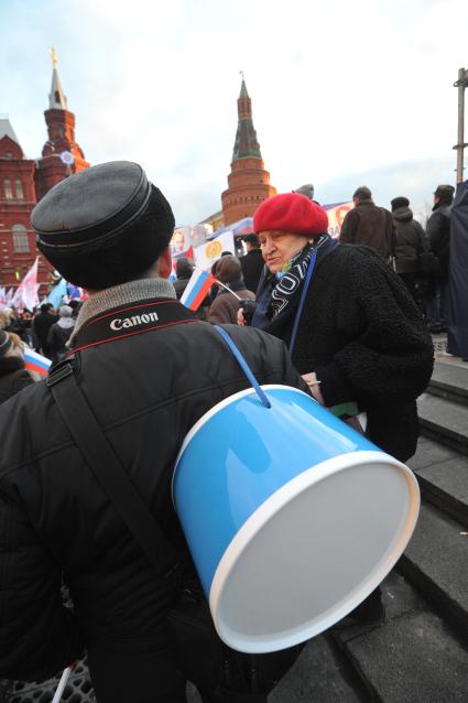 Участники митинга сторонников президента РФ Дмитрия Медведева и премьер-министра РФ Владимира Путина СЛАВА РОССИИ! на Манежной площади. 12 декабря  2011 года.