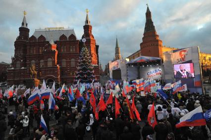 Участники митинга сторонников президента РФ Дмитрия Медведева и премьер-министра РФ Владимира Путина СЛАВА РОССИИ! на Манежной площади. 12 декабря  2011 года.