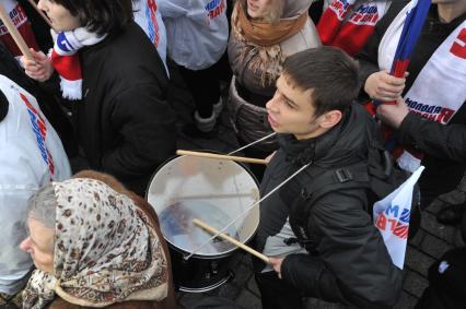 Участники митинга сторонников президента РФ Дмитрия Медведева и премьер-министра РФ Владимира Путина СЛАВА РОССИИ! на Манежной площади. 12 декабря  2011 года.