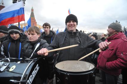 Участники митинга сторонников президента РФ Дмитрия Медведева и премьер-министра РФ Владимира Путина СЛАВА РОССИИ! на Манежной площади. 12 декабря  2011 года.