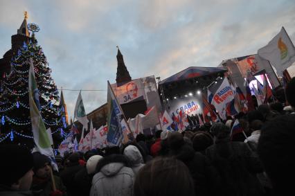 Участники митинга сторонников президента РФ Дмитрия Медведева и премьер-министра РФ Владимира Путина СЛАВА РОССИИ! на Манежной площади. 12 декабря  2011 года.