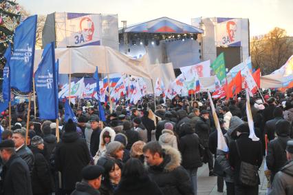 Участники митинга сторонников президента РФ Дмитрия Медведева и премьер-министра РФ Владимира Путина СЛАВА РОССИИ! на Манежной площади. 12 декабря  2011 года.