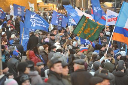 Участники митинга сторонников президента РФ Дмитрия Медведева и премьер-министра РФ Владимира Путина СЛАВА РОССИИ! на Манежной площади. 12 декабря  2011 года.