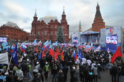 Участники митинга сторонников президента РФ Дмитрия Медведева и премьер-министра РФ Владимира Путина СЛАВА РОССИИ! на Манежной площади. 12 декабря  2011 года.