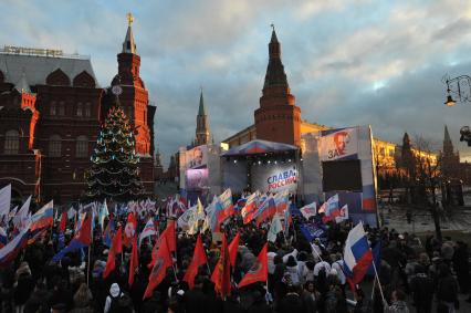 Участники митинга сторонников президента РФ Дмитрия Медведева и премьер-министра РФ Владимира Путина СЛАВА РОССИИ! на Манежной площади. 12 декабря  2011 года.