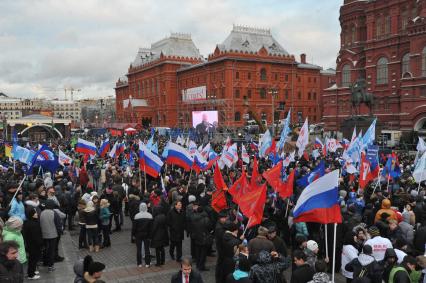 Участники митинга сторонников президента РФ Дмитрия Медведева и премьер-министра РФ Владимира Путина СЛАВА РОССИИ! на Манежной площади. 12 декабря  2011 года.