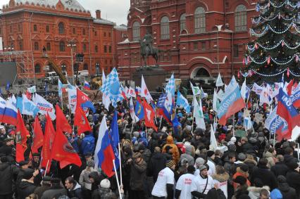 Участники митинга сторонников президента РФ Дмитрия Медведева и премьер-министра РФ Владимира Путина СЛАВА РОССИИ! на Манежной площади. 12 декабря  2011 года.