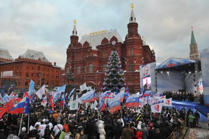 Участники митинга сторонников президента РФ Дмитрия Медведева и премьер-министра РФ Владимира Путина СЛАВА РОССИИ! на Манежной площади. 12 декабря  2011 года.