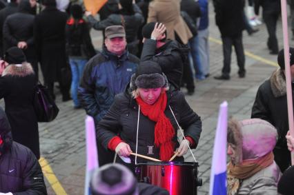 Участники митинга сторонников президента РФ Дмитрия Медведева и премьер-министра РФ Владимира Путина СЛАВА РОССИИ! на Манежной площади. 12 декабря  2011 года.