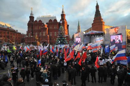 Участники митинга сторонников президента РФ Дмитрия Медведева и премьер-министра РФ Владимира Путина СЛАВА РОССИИ! на Манежной площади. 12 декабря  2011 года.