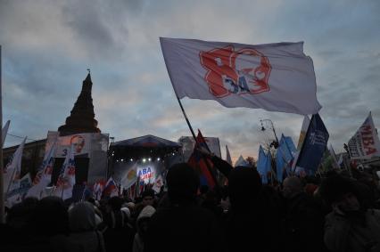 Участники митинга сторонников президента РФ Дмитрия Медведева и премьер-министра РФ Владимира Путина СЛАВА РОССИИ! на Манежной площади. 12 декабря  2011 года.