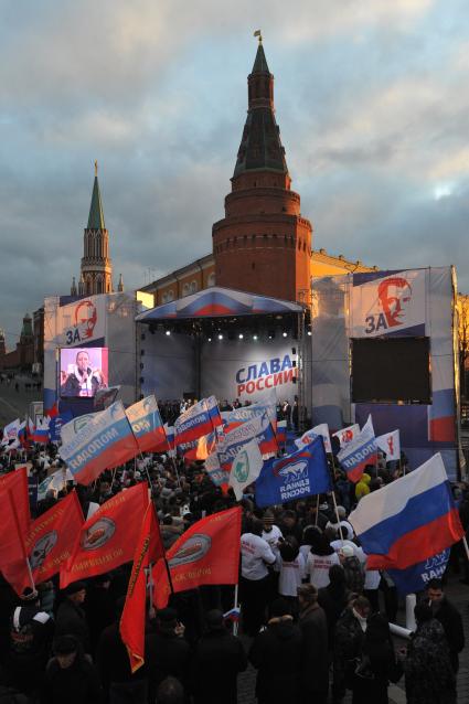 Участники митинга сторонников президента РФ Дмитрия Медведева и премьер-министра РФ Владимира Путина СЛАВА РОССИИ! на Манежной площади. 12 декабря  2011 года.