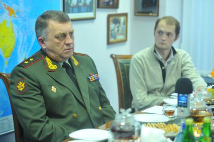 Генерал-лейтенант Сергей Каракаев командующий РВСН и Александр Коц (справа) специальный корреспондент, сотрудник ИД КП. В ИД КП. 13 декабря 2011 года.