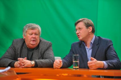 Владимир Рыжков - сопредседатель Партии народной свободы ПАРНАС и Андрей Баранов (слева). В ИД КП. 13 декабря 2011 года.