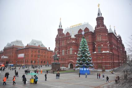 Москва центр города, люди. На снимке: здание Исторического музея 15 Декабря 2011 года