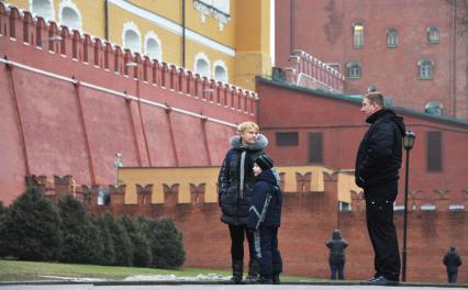 Семья, мама папа и ребенок стоят возле кремлевской стены. 15 Декабря 2011 года.