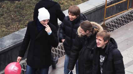 Москва центр города, люди. Молодежь идет по улицам Москвы. 15 Декабря 2011 года
