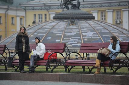 Москва центр города, люди. Люди проводят время на манежной площади.  15 Декабря 2011 года