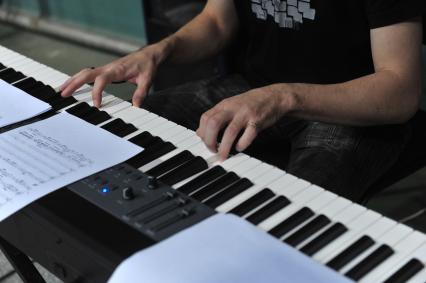 Репетиция мюзикла ВРЕМЕНА НЕ ВЫБИРАЮТ. На снимке: мужчина играет на клавишном музыкальном инструменте. Москва. 15 декабря  2011 года.