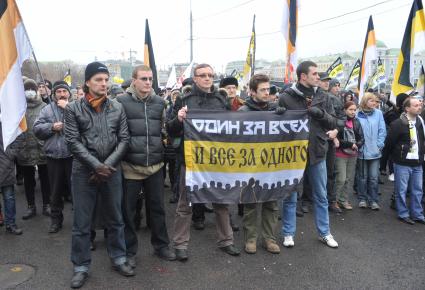 Санкционированный митинг против фальсификации результатов прошедших выборов в Госдуму РФ ЗА ЧЕСТНЫЕ ВЫБОРЫ на Болотной площади. На снимке: мужчины держат флаг с надписью ОДИН ЗА ВСЕХ И ВСЕ ЗА ОДНОГО. 11 декабря  2011 года.