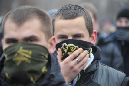 Санкционированный митинг против фальсификации результатов прошедших выборов в Госдуму РФ ЗА ЧЕСТНЫЕ ВЫБОРЫ на Болотной площади. На снимке: молодые люди с шарфами на лицах.  11 декабря  2011 года.