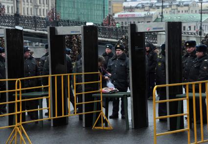 Санкционированный митинг против фальсификации результатов прошедших выборов в Госдуму РФ ЗА ЧЕСТНЫЕ ВЫБОРЫ на Болотной площади. На снимке: обеспечение мер безопасности во время мероприятия.  11 декабря  2011 года.