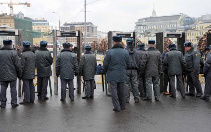 Санкционированный митинг против фальсификации результатов прошедших выборов в Госдуму РФ ЗА ЧЕСТНЫЕ ВЫБОРЫ на Болотной площади. На снимке: обеспечение мер безопасности во время мероприятия.  11 декабря  2011 года.